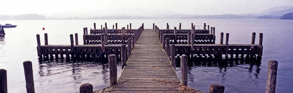 Une jetée d'amarrage par une matinée brumeuse au lac Windermere dans le Lake District Cumbria Angleterre — Photo