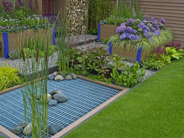 A modern environmental garden designed to cope with extremes of weather conditions and flooding — Stock Photo, Image