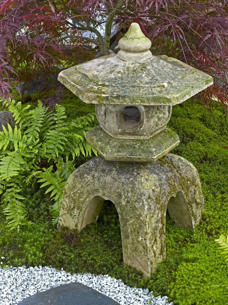 Сад в стилі японського чайного саду з традиційним висадком і кам'яним ліхтарем — стокове фото