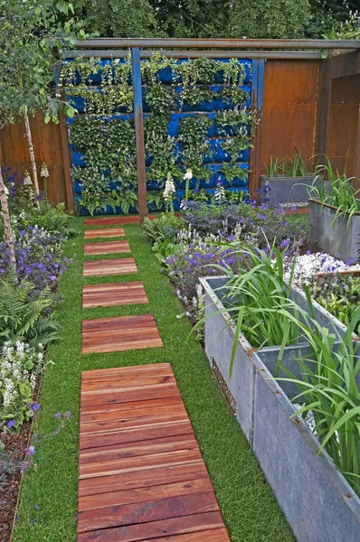 Un jardín especialmente diseñado para hacer frente a las inundaciones extremas y las precipitaciones —  Fotos de Stock