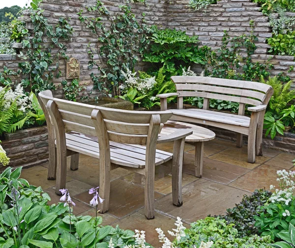 Közelről egy fa kerti ülések egy szekulált falú kerti terasz — Stock Fotó