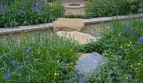 Moderno jardín acuático con riachuelo fluido con rocas, escalones — Foto de Stock