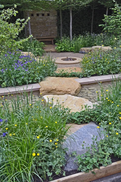 Moderno giardino acquatico con rill scorrevole con rocce e pietra caratteristica — Foto Stock