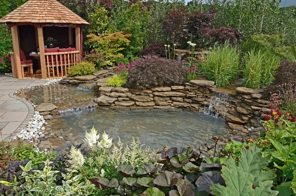 La zona del estanque y terraza con Summer House en un jardín acuático — Foto de Stock