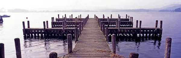 Une image panoramique d'amarrages de bateaux jetée par une matinée brumeuse au lac Windermere Lake Disrict, Cumbria, Angleterre . — Photo