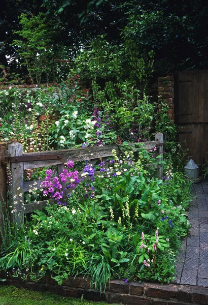 Jardín de granja 'The Old Gate' con borde natural de flores plantadas — Foto de Stock