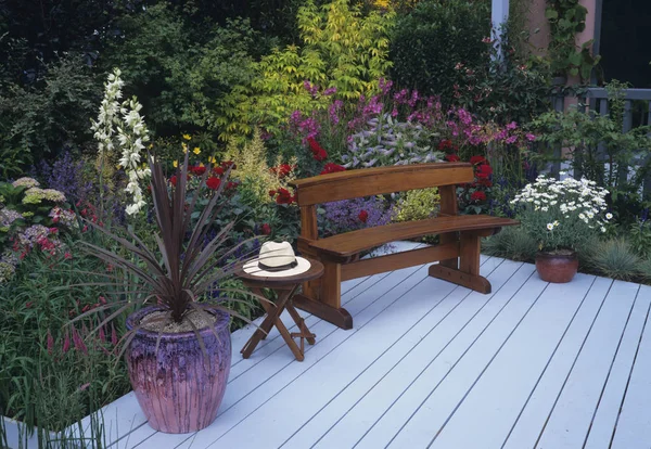 Κάθισμα, διακόσμηση με πολύχρωμα σύνορα σε έναν κήπο της υπαίθρου — Φωτογραφία Αρχείου