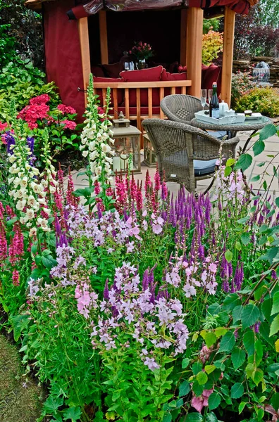 Patio Terraza Jardín Acuático Con Borde Flores Colores Casa Verano — Foto de Stock