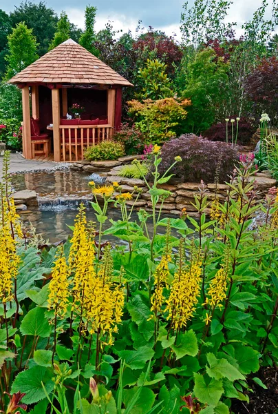 Patio Een Reflections Aquatische Tuin Met Kleurrijke Bloemrand Zitplaatsen — Stockfoto