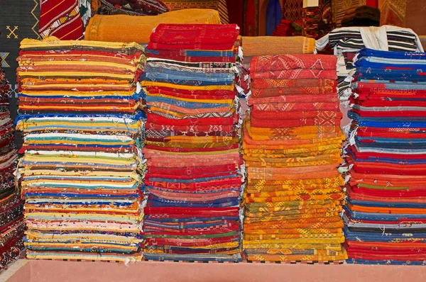 Uma Exposição Tapetes Coloridos Decorados Traditioal Souk Street Market Jemaa — Fotografia de Stock