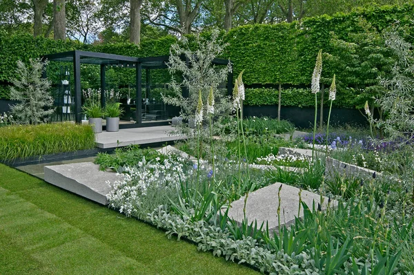 いくつかの北欧スタイルと柔らかい植え付けのクールなモダンな庭 — ストック写真