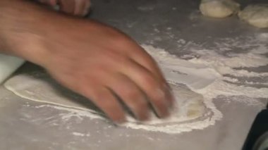 Eller bir oklava ile hamur rulo. Yakın çekim