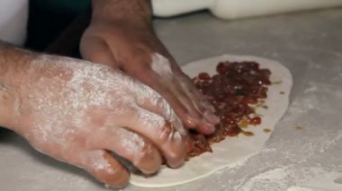 Hamur et küçük parçalar ile doldurma. Yakın çekim