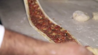Hamur ve et yemekleri hazırlanması. Yemek besleyici. Yakın çekim.