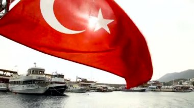 Türkiye bayrağı deniz arka planı. Bayrağı ile güneş parlar. Rüzgarda geliştirir