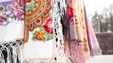 Ulusal eşarp sokakta bekle. Ağır çekim