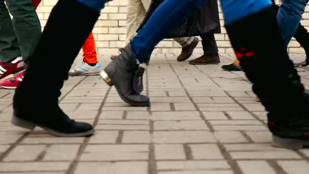 Nogi ludzi. Opóźnione, strzelanie. Wielki tłum ludzi. Ukraina, Kijów — Wideo stockowe