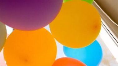 Birçok çok renkli balon. Ağır çekim. Kırmızı, mavi, yeşil, turuncu, sarı, mor