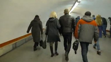 Kiev Metro, Khreschatyk istasyonu büyük geçiş. Filme hız. Kiev, Ukrayna, metro istasyonu Khreshchatyk'a, Bağımsızlık Meydanı. 24 Ağustos 2017, Ukrayna'nın bağımsızlık günü
