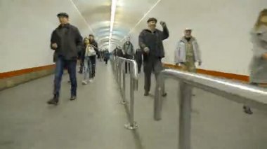 Kiev Metro, Khreschatyk istasyonu büyük geçiş. Filme hız. Kiev, Ukrayna, metro istasyonu Khreshchatyk'a, Bağımsızlık Meydanı. 24 Ağustos 2017, Ukrayna'nın bağımsızlık günü