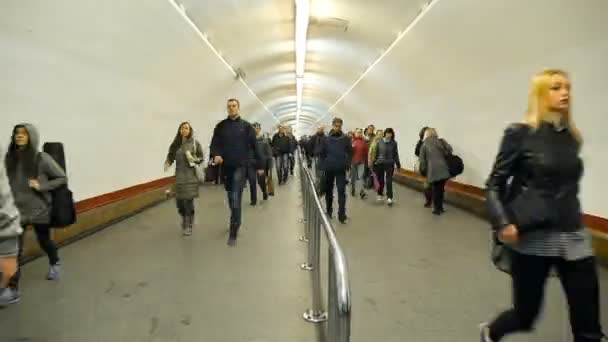 De metro van Kiev, de grote overgang naar station Chresjtsjatyk. Versnelde filmen. Kiev, Oekraïne, metro station Chresjtsjatyk, plein van de onafhankelijkheid. De dag van de onafhankelijkheid van Oekraïne, 24 augustus 2017 — Stockvideo