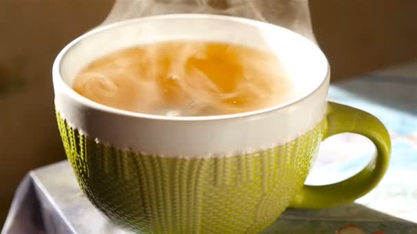 在大杯里喝茶。透明蒸汽。慢动作 — 图库视频影像
