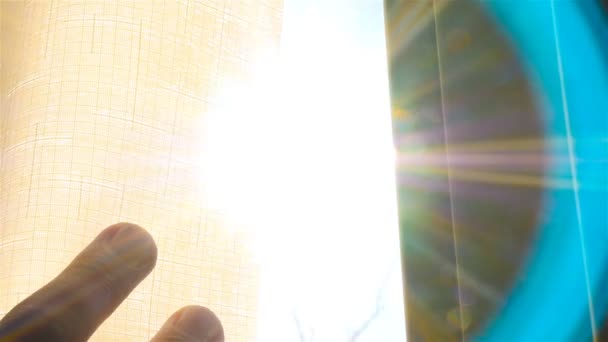 Eller perde penceresinde açın. Güneş ışınları. Yakın çekim. Ağır çekim — Stok video
