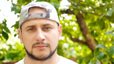 Kameraya bakan bir adam ve gülümseyerek. Yakın çekim, portre