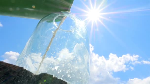 Frische Milch. Glas vorhanden. Grüner Eimer. blauer Himmel. schöne Wolken. Zeitlupe. Nahaufnahme — Stockvideo