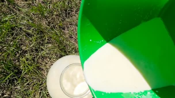 Leche fresca. Producto respetuoso con el medio ambiente. Ecoproducto. Primer plano. Movimiento lento — Vídeos de Stock