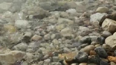 Dalgalar çakıl plajı yıkanmış.