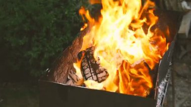 Güzel Barbekü alevler. Ağır çekim yakın çekim