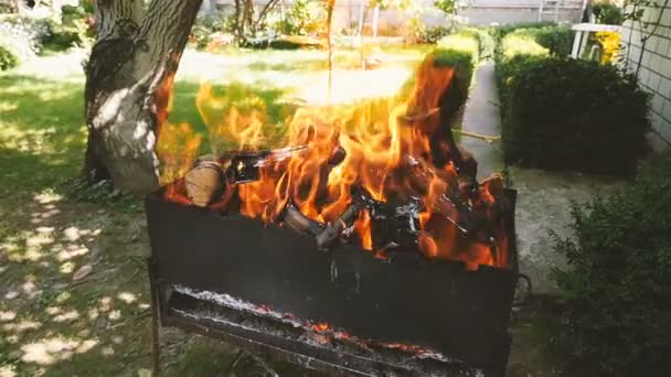 Beautiful place with barbecue in the yard. Burning firewood. Slow-motion. Countryside, country house — Stock video