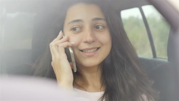 Zbliżenie: Dziewczyna rozmawia przez telefon w samochodzie. Zwolnionym tempie — Wideo stockowe