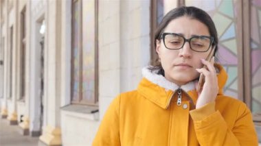 Telefonda konuşurken kız üzgün. Yakın çekim. Ağır çekim