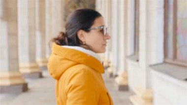 Kız döner ve kameraya doğru görünüyor. Ağır çekim. Yakın çekim. HD