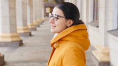 Kameraya bakarak ve gülümseyen güzel kız. Ağır çekim. Yakın çekim.