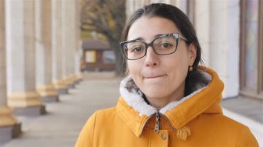 Güzel bir esmer kameraya bakıyor. Yakın çekim