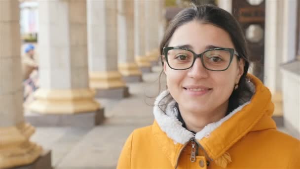 Menina bonita se vira para a câmera e ri. Movimento lento. Close-up — Vídeo de Stock