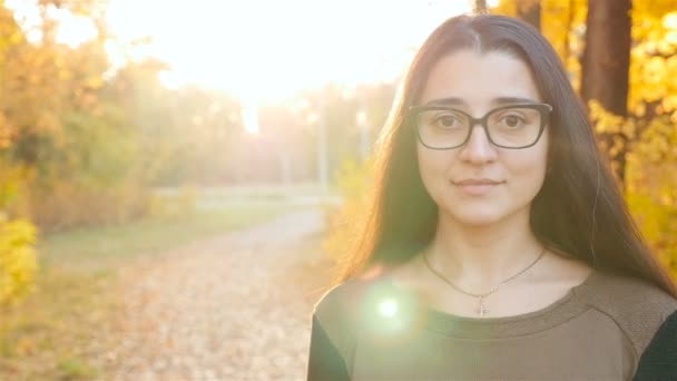 Hermosa chica mirando a la cámara y sonriendo. Primer plano — Vídeos de Stock