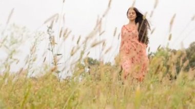 Güzel kız alanına yürüyor. Kamera elinde. Ağır çekim