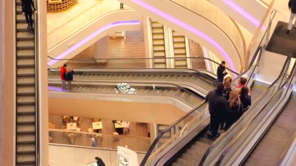 Hermoso movimiento de personas en la escalera mecánica. Ucrania, Kiev. 01.17.18 Centro Comercial TSUM . — Vídeo de stock