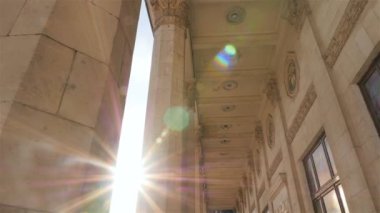 Güzel içeren sütunlar oluşturma. Parlak güneş kameraya parlar. Ağır çekim. Ukrayna, Kiev. 07 11 18 park Fuar