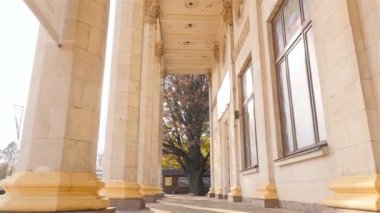 Güzel sütunlar. Yüksek bina. Güneş ışınları. Ukrayna. Kiev. 11 07 18 park Fuar