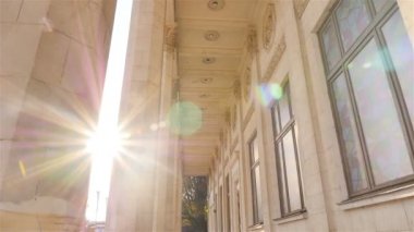 Güzel tarihi sütunlar. Kamera çekimde. Yüksek bina. Güneş ışınları. Ağır çekim. Ukrayna. Kiev. 11.07.18 park Fuar