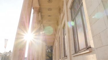 Güzel tarihi sütunlar. Kamera çekimde. Yüksek bina. Güneş ışınları. Ağır çekim. Ukrayna. Kiev. 11.07.18 park Fuar