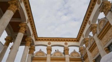 Eski Sovyet Ukrayna Bina. Sovyetler Birliği. Orak ve çekiç sembolü. Kamera çekimde. Güzel mavi gökyüzü