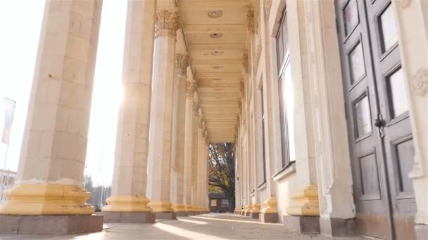 Beautiful building with tall pillars. Camera in motion. Slow motion Ukraine. Kiev. 07.11.18 Park VDNH — Stock Video
