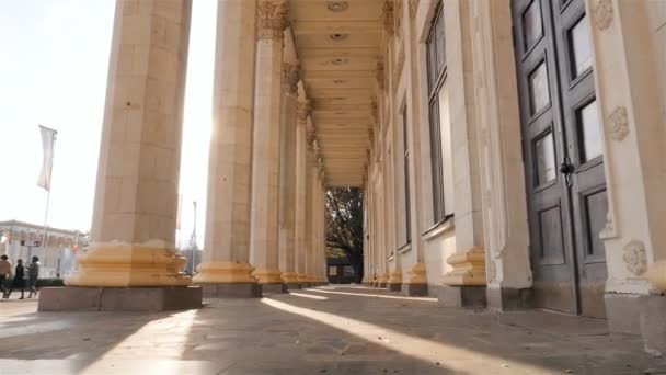 Hermosas columnas. Cámara en movimiento. Edificio alto. Rayos solares. En cámara lenta. Ucrania. Kiev. 11.07.18 Parque VDNH — Vídeos de Stock