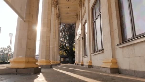 Beautiful columns. Camera in motion. High building. Sun rays. Slow motion. Ukraine. Kiev. 11.07.18 Park VDNH — Stock Video